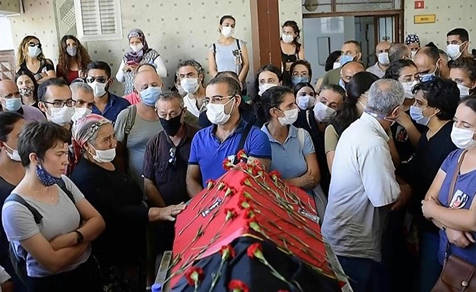 بالفيديو.. الشرطة التركية تطلق الغاز المسيل اثناء دفن محامية توفيت بعد إضرابها عن الطعام