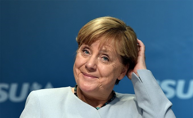 بالفيديو.. صحفي يسأل ميركل: هل سحرك ترامب فعلاً؟ المستشارة الألمانية تُثير الضحك بردِّ فعلها المرتبك