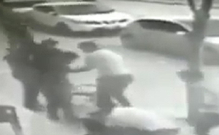 بالفيديو.. لقطة مرعبة لطفل في تركيا سقط من الطابق الثالث بين أحضان رجل يجلس على مقهى