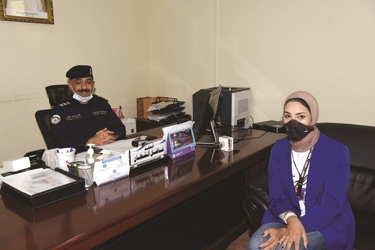 العقيد فاضل القطان مع الزميلة آلاء خليفة	(أحمد علي)