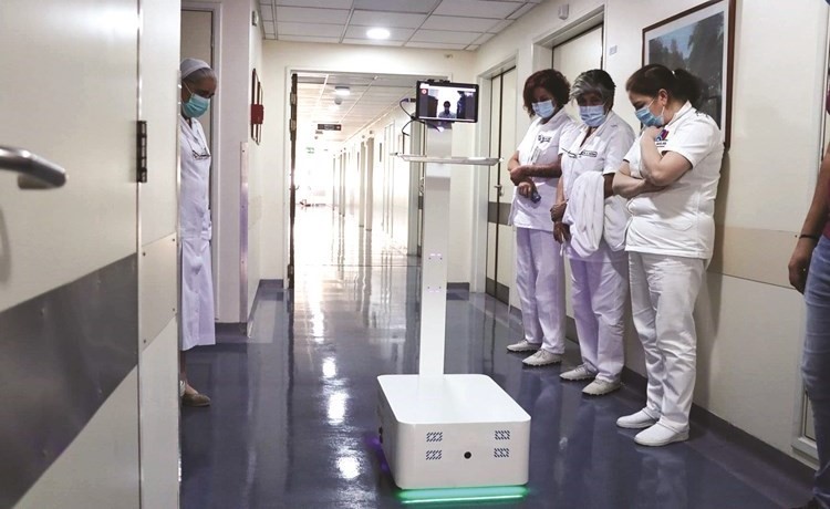 الفريق الطبي في وحدة العزل في اوتيل ديو لدى تجربته الروبوت الجديد
