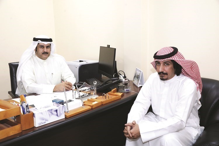 د. يوسف العنزي متحدثا للزميل عبدالله الراكان	(زين علام)