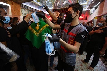 رغم «كورونا»..الآلاف يحيون ذكرى عاشوراء في كربلاء