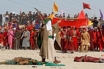 رغم «كورونا»..الآلاف يحيون ذكرى عاشوراء في كربلاء