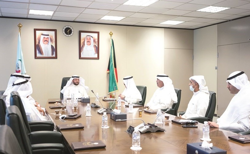 وزير المالية براك الشيتان خلال لقائة مجلس إدارة الكويتية
