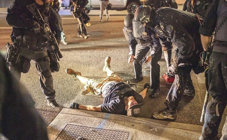 احد انصار ترامب قتيلا خلال اشتباكات بين مؤيديه ومعارضيه في «بورتلاند» (أ.ف.پ)