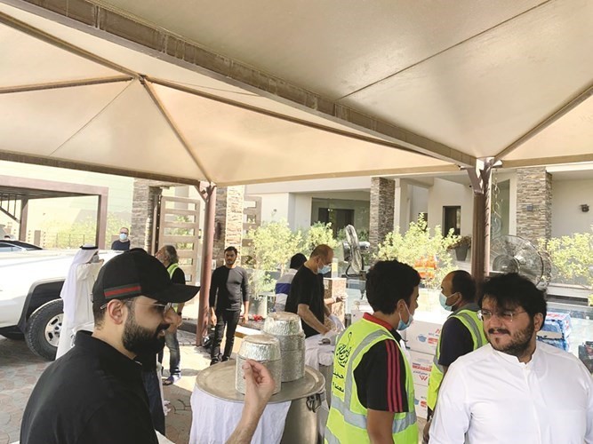 مشاركة من المتطوعين بإعداد الوجبات	(زين علام)