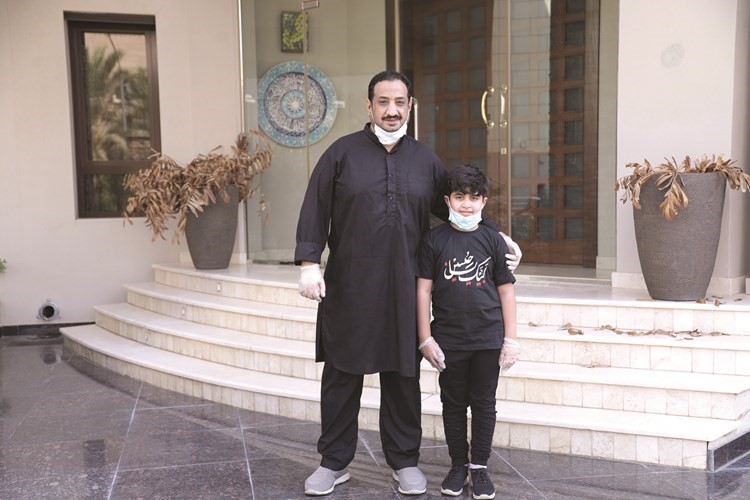 الزميل عادل الشنان وابنه أمام حسينية المعصومين