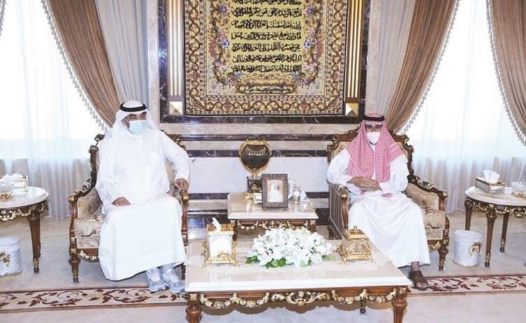 سمو نائب الأمير وولي العهد الشيخ نواف الأحمد مستقبلا سمو الشيخ صباح الخالد