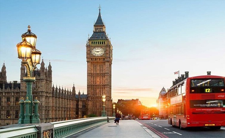 بالفيديو.. أسلوب جديد للسياحة في بريطانيا بـ "عربات التنزه"