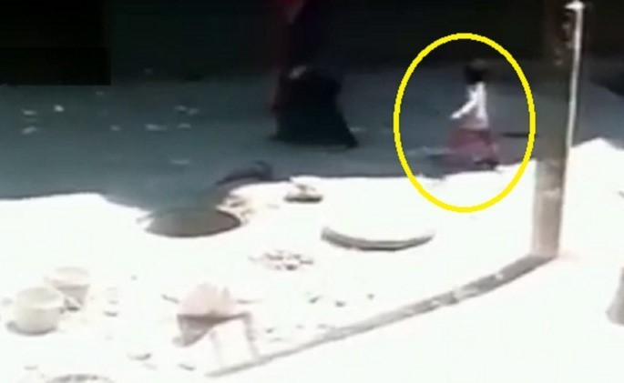 فيديو صادم.. شاهد ما حدث لطفل وهو يسير خلف أمه بالشارع