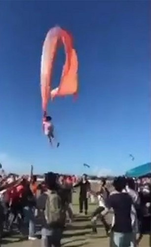 فيديو يحبس الأنفاس: سحبتها إلى السماء بقسوة.. شاهد ما فعلته طائرة ورقية بفتاة صغيرة