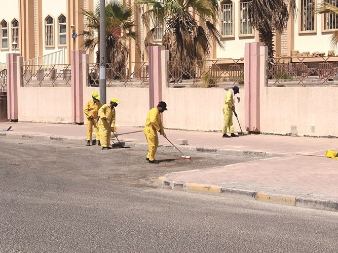 عمال النظافة خلال تنظيف الشوارع في المحافظة