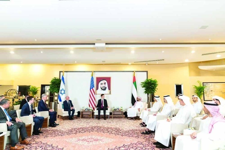  سمو الشيخ طحنون بن زايد مستشار الأمن الوطني الإماراتي وجاريد كوشنر كبير مستشاري الرئيس الأميركي ومستشار الأمن القومي الإسرائيلي مائير بن شبات خلال مباحثاتهم في ابو ظبي امس (وام)