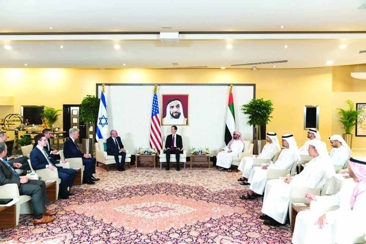  سمو الشيخ طحنون بن زايد آل نهيان مستشار الأمن الوطني الإماراتي مستقبلاً الوفد الأمريكي – الإسرائيلي المشترك برئاسة جاريد كوشنر كبير مستشاري الرئيس الأمريكي بحضور سمو الشيخ عبدالله بن زايد آل نهيان وزير الخارجية والتعاون الدولي   (وام)