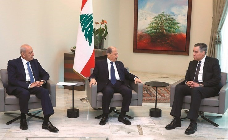 الرئيس المكلف مصطفى اديب خلال انضمامه الى رئيس الجمهورية ميشال عون ورئيس مجلس النواب نبيه بري لعقد لقاء ثلاثي في بعبدا(محمود الطويل)