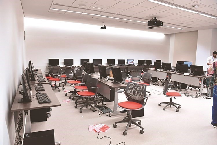 الكلية عقدت دورات لأعضاء هيئة التدريس والطلاب تمهيدا للتعلم الإلكتروني