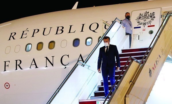 الرئيس الفرنسي إيمانويل ماكرون لدى وصوله مطار بيروت (رويترز)