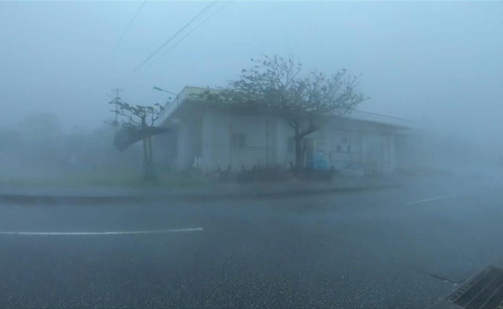 بالفيديو.. الإعصار "مايساك" يضرب جزيرة كوميجيما اليابانية