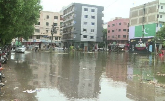بالفيديو.. باكستانيون غاضبون يطالبون بحل لمشكلة الفيضانات السنوية