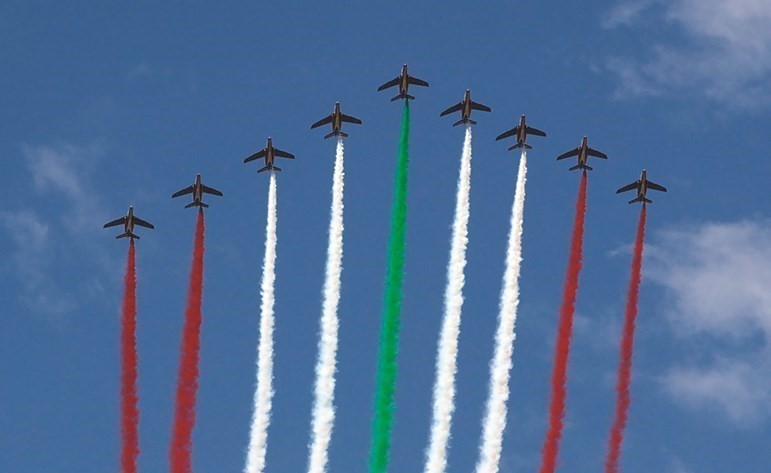 الاستعراض الجوي الفرنسي بألوان العلم اللبناني 	(محمود الطويل)