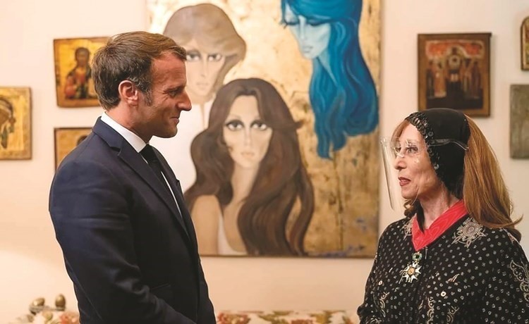 فيروز خلال استقبالها الرئيس الفرنسي إيمانويل ماكرون في منزلها بالرابية