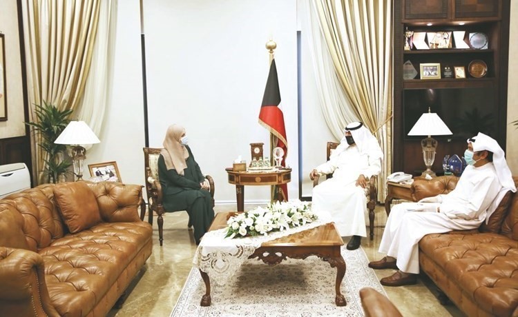 خالد الجارالله اثناء اجتماعه مع رئيسة بعثة المنظمة الدولية للهجرة إيمان عريقات