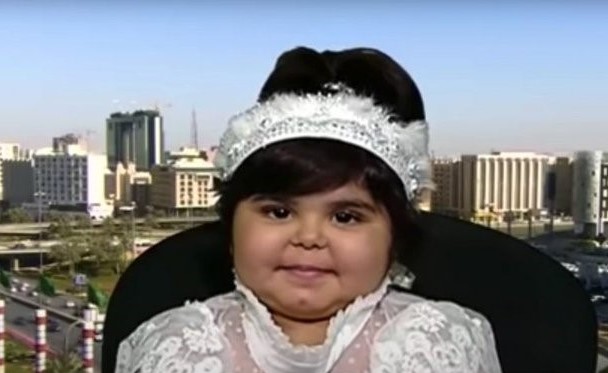بالفيديو.. طفلة سعودية تلفت الأنظار إليها بعد فيديوهات طريفة .. وهكذا وصفت لقاءها بمحمد عبده