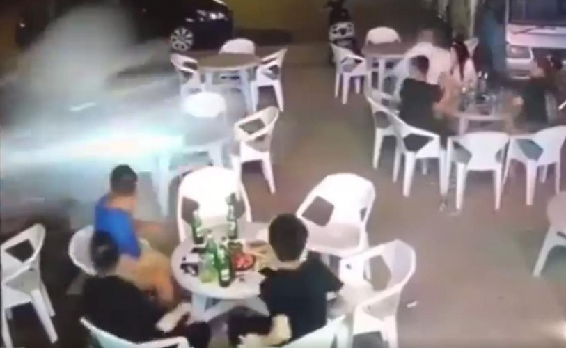 بالفيديو.. سائق مخمور يجتاح مقهى ويدهس الزبائن