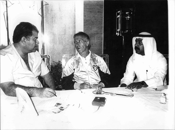 الراحل الوهيدي مع جورج أرمسترونغ خلال كأس الخليجالتاسعة