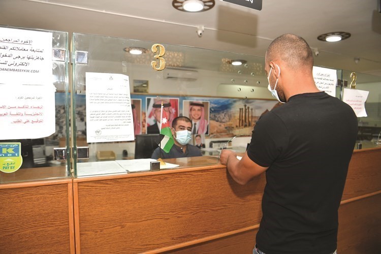 أحد المراجعين ينجز معاملته في السفارة الأردنية