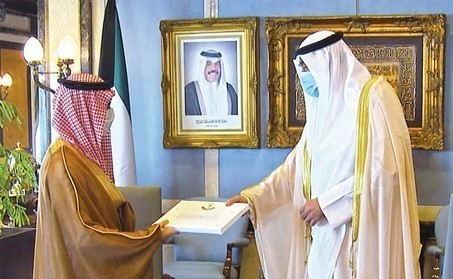 سمو الشيخ صباح الخالد يتسلم رسالة خادم الحرمين من وزير الخارجية السعودي