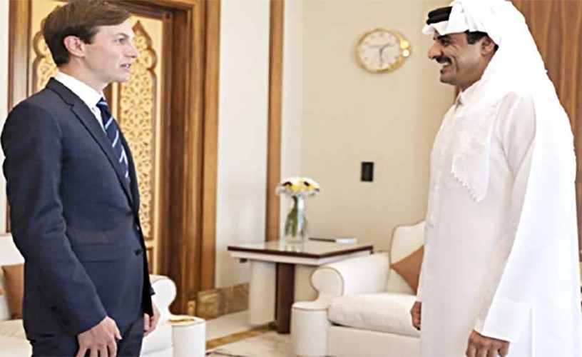  صاحب السمو الشيخ تميم بن حمد آل ثاني أمير قطر مستقبلاً كبير مستشاري الرئيس الاميركي جاريد كوشنر أمس 	(قنا)