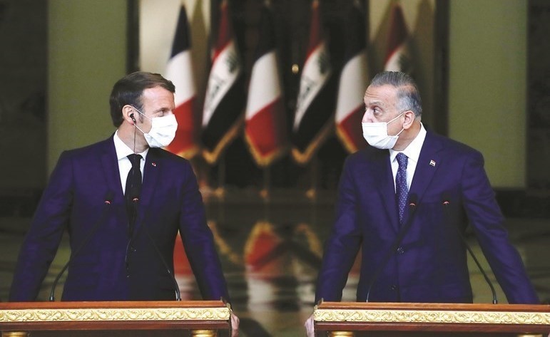 الرئيس الفرنسي ماكرون ورئيس الوزراء العراقي مصطفى الكاظمي 
خلال مؤتمرهما الصحافي المشترك 	(رويترز)