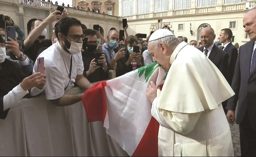 البابا فرنسيس يقبل العلم اللبناني في اول لقاء علني منذ فرض قيود العزل بسبب كورونا(رويترز)