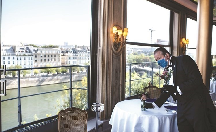 الفنادق والمطاعم في باريس بدأت استقبال الزبائن	(أ.ف.پ)