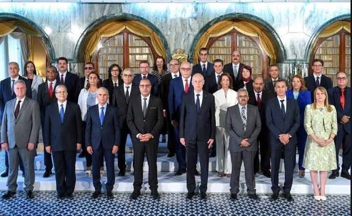  الرئيس التونسي قيس سعيد متوسطا أعضاء الحكومة الجدد بعد أداء اليمين الدستورية (انترنت)