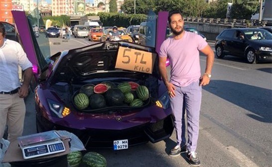 فيديو لمليونير يبيع البطيخ بشوارع إسطنبول يثير تفاعلاً على تويتر