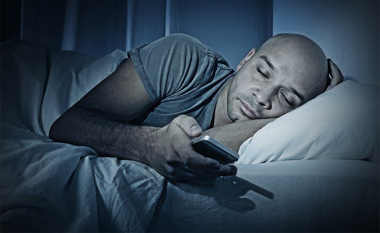 خصوبة الرجل واستخدام الهواتف ليلا.. دراسة تكشف الخطر