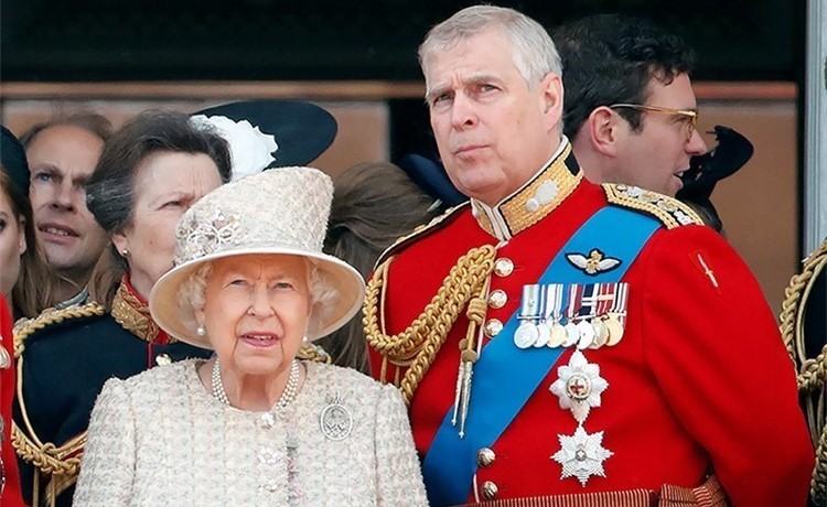 الأمير أندرو يزور الملكة إليزابيث لإجراء «محادثات أزمة» بشأن فضيحة إبستين