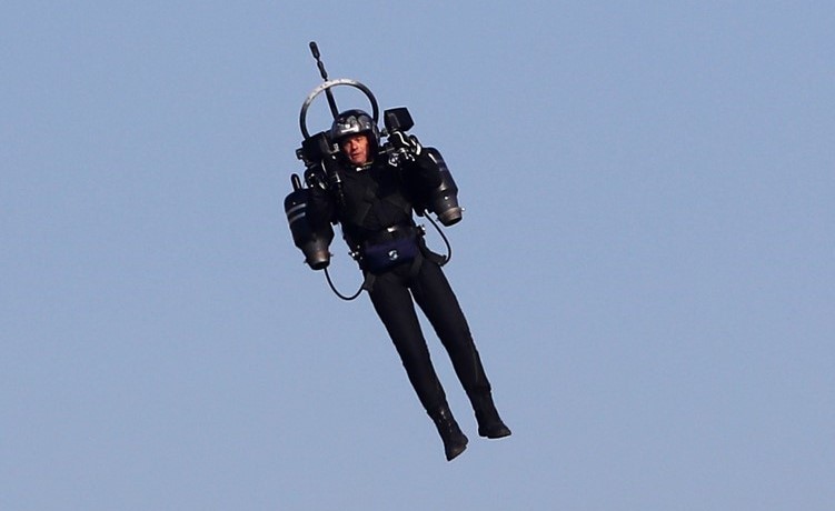 رجل يطير على ارتفاع 3 آلاف قدم قرب مطار لوس أنجلوس الدولي.. والسلطات الأميركية تحقق