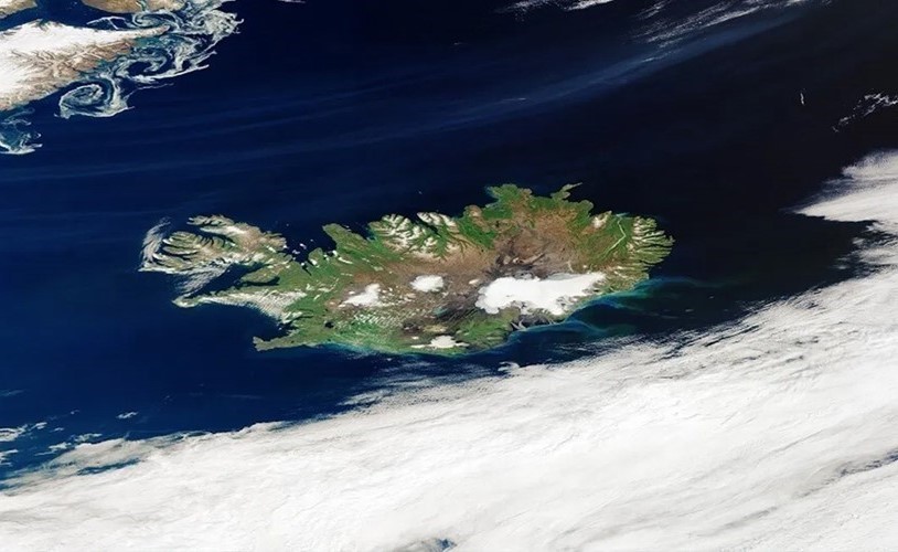 قمر صناعي يلتقط صورة نادرة لإيسلندا الخالية من السحب