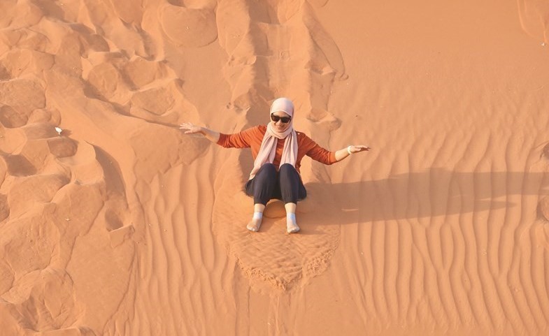 آسيوية تتزلج على الرمال في السعودية	(أ.ف.پ)