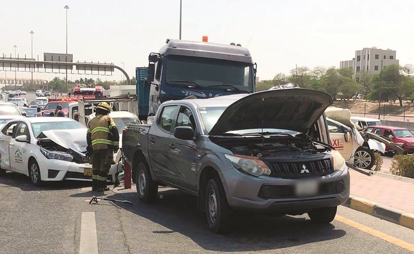 3 إصابات في حادث تصادم شاحنة و8 مركبات على طريق الملك فيصل