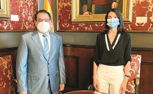 السفير عياده السعيدي مع رئيسة مجلس الشيوخ الإسباني