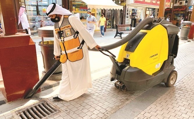 جانب من تنظيف الشوارع في أسواق المباركية