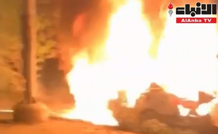 بالفيديو.. الإطفاء تتعامل مع حادث تصادم أدى الى اندلاع حريق فى مركبتين