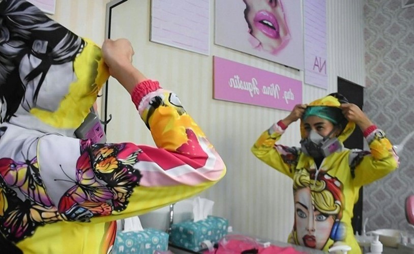 بالفيديو.. طبيبة أسنان إندونيسية ترتدي بدلات وقاية ملونة لإراحة المرضى في ظل فايروس كورونا