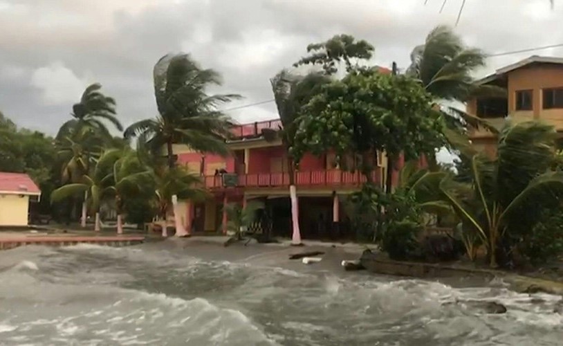 بالفيديو.. الإعصار نانا يلحق أضرارا طفيفة في بليز