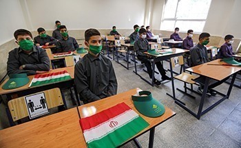 مدارس إيران تفتح أبوابها أمام 15 مليون طالب بعد إغلاق استمر 7 أشهر